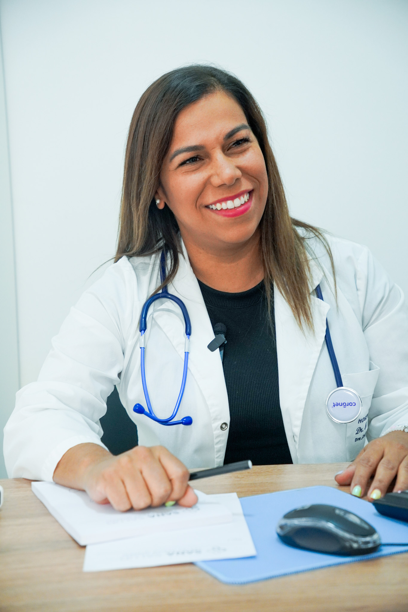 Profesional de Sana Salud sonriendo durante una consulta.